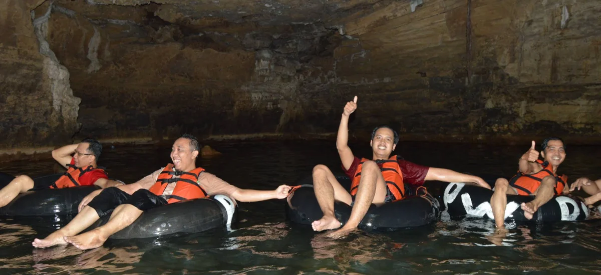 Foto bersama di alam